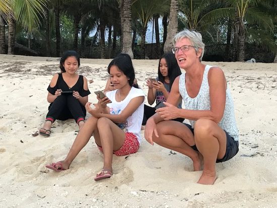 ... und die Mädels vom Fischerdorf, die abends von Hillo das täglich wechselnde Paßwort des Hotel-WiFis erfragen - und auch bekommen. Alle sind 16 und wollen unbedingt adoptiert werden und nach Germany. Mein Name war dann recht schnell "Daddy Erich".