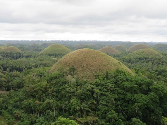 Die Chocolate-Hills sind eine ungewöhnliche geologische Formation, die zu den bedeutendsten Sehenswürdigkeiten der Insel Bohol zählt. Insgesamt gehören zu der Formation ca. 1.300 nahezu perfekt halbkugel- oder kegelförmig gestaltete Hügel von etwa gleicher Höhe und Abmessung, die sich über ein Gebiet von mehr als 50 km² verteilen.