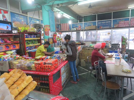 Hier wird gefrühstückt: Samosas und Kaffee, der dir die Schuhe auszieht.