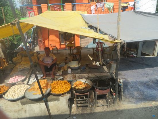 Wir fahren und genießen die Aussicht. Erst Autobahn, dann gehts ab in die Berge.