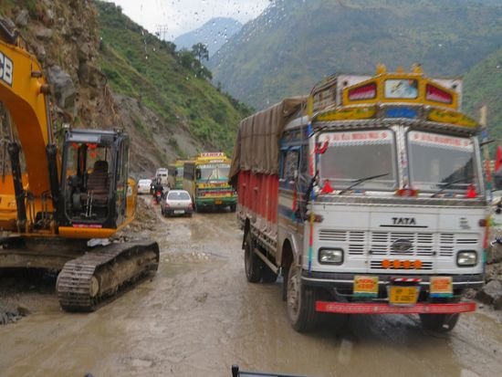 Nachmittags. Je höher wir kommen, bemerken wir die ersten Anzeichen: stark angestiegene Flüsse, vermatschte Straßen, ...