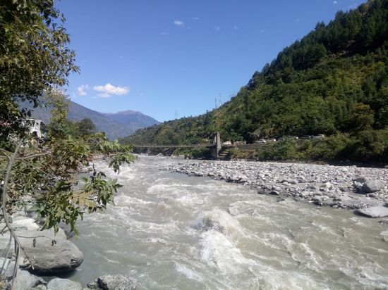 Das ist die Fußgängerbrücke, die wir nachts mit dem Taxi überquert haben. Foto von unserem Freund Sayjad, der "die Brücke auch kennt".