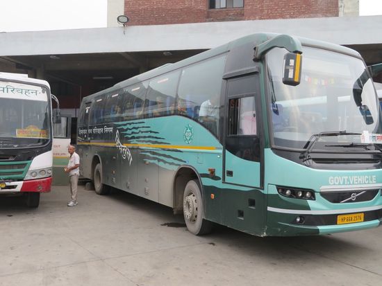 8:30 Unser Bus nach Manali fährt los. PS. Die Busse starten am Einsatzort in Indien immer sehr pünktlich, anders als in Thailand, wo der Fahrer noch schnell was essen geht, noch 4 Telefonate führt oder seiner Frau bei der Niederkunft beisteht. Guter Bus, große Fenster, bequem. Wir sind die einzigen Ausländer.