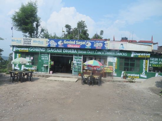 Solche Dhabas findet man überall auf der Strecke. Es wird gegessen.