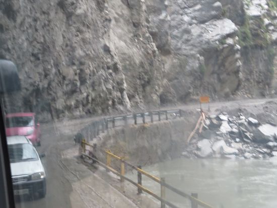... Bergrutsche, Straßen sind blockiert.