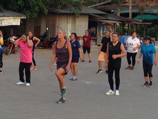 ... Thai-Exercise am Bahnhof in B ...