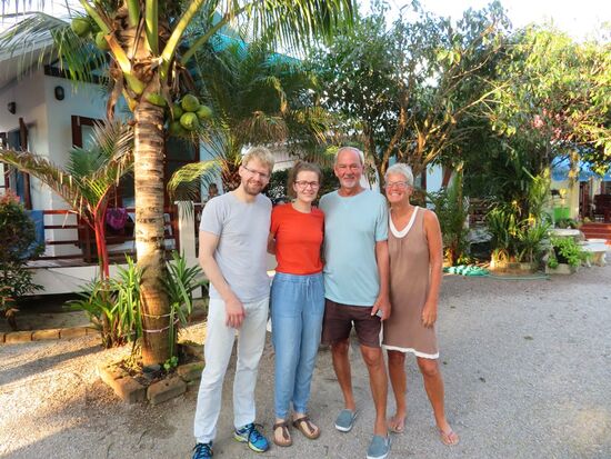 Die Überraschung: - Wir trafen Melissa und Martin (den Webmaster von www.umdiewelt.de) für 3 Tage in B. Wir wünschen eine gute Weiterreise in Thailand.