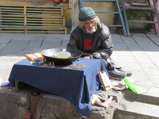 ... ein "Beter", der für Kleingeld Gebete in Richtung Kloster spricht ...