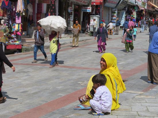 ... in der Fußgängerzone von Manali ...