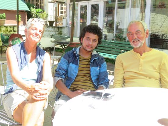 Wir trefen unseren Fahrer Sayjad und seinen Freund vom letzten Jahr in der Fußgängerzone, trinken Kaffee, machen Fotos. Sayjad ist gekommen, um uns mitzunehmen auf dem Highway nach Leh.
