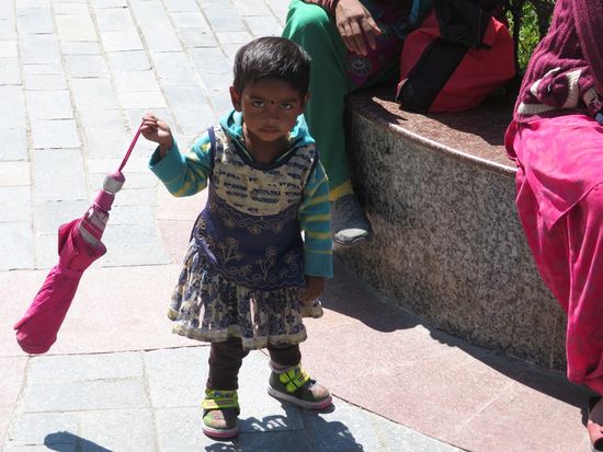 Kinder auf der Fußgängerzone.