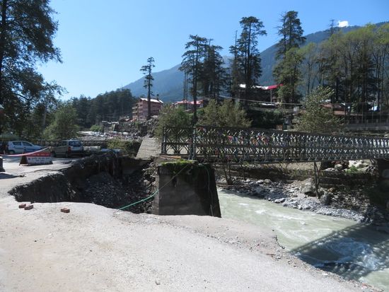 In Manali gab es bisher 2 Brücken über den Fluß. Jetzt nur noch eine.