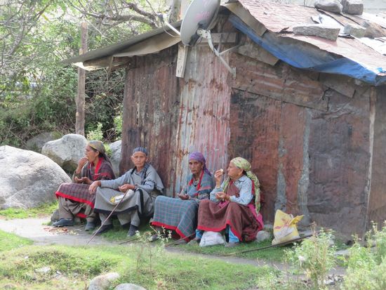 ... und Frauen beim Ausruhen nach der harten Arbeit.