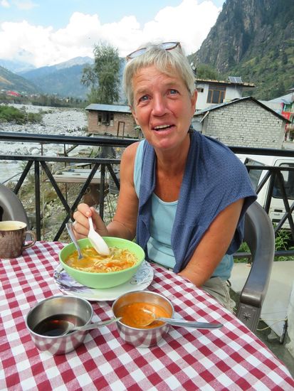 ... und scharfe Suppen. Thukpa. Hillo hat Tränen in den Augen.