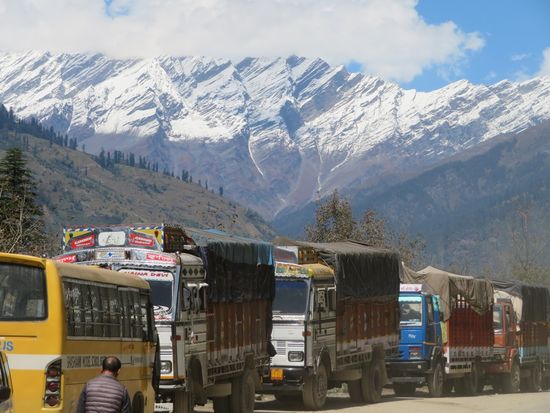 Eindrücke auf der Wanderung: Überall stehende LKWs.