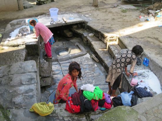 Nette Mädchen beim Waschen.