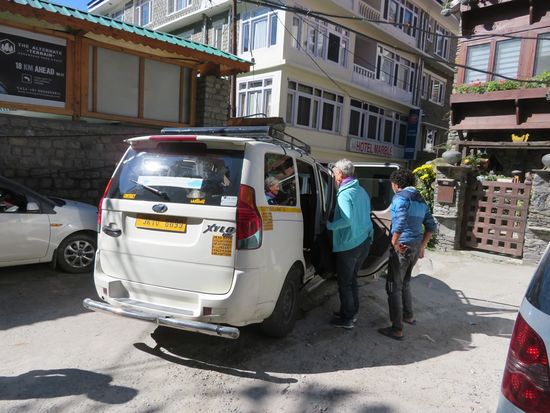 09:40 Sayjad holt uns mit seinem Jeep am Hotel ab. (Sayjad ist immer etwas später!!!). Auf der Hinterbank liegen noch Säcke mit Reis, die werden kurz umgeräumt in den Kofferraum. Wir können Platz nehmen. Es geht los Richtung Paß.