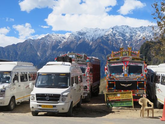 Wartende LKW und Taxis/Caps, die nach Leh wollen.