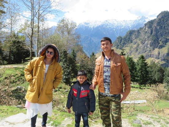 ... und lernen in der Zwischenzeit indische Familien kennen. Man stellt sich vor, macht Fotos, auch "Hüpfefotos", dann ist das Eis gebrochen und man erzählt sich die eigene Lebensgeschichte und die der anderen 20 Familienmitglieder. Zum Abschied werden nochmals Fotos gemacht, man weiß ja nie. Handschlag, Umarmung, Wiedersehn. So vergeht die Wartezeit.