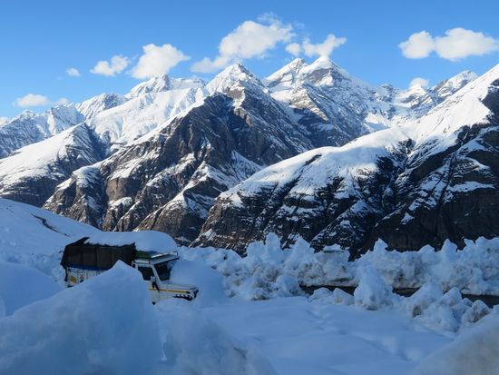 Am Straßenrand oftmals eingeschneite, liegengeblieben LKW und PKW, die während der letzten Tage verlassen wurden.