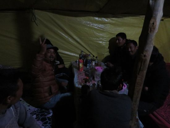 Die Fahrer, dunkle, ehrliche Typen, essen, erzählen, wärmen sich an einem Feuer unter dem Tisch. Übrigens, alles ohne Alkohol und/oder Drogen.