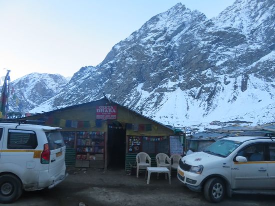 18:30 Es wird dunkel. Wir fahren nicht weiter. Unser Konvoi sammelt sich in Darcha. Versuche, ein offenes Guesthouse zu finden, scheitern.