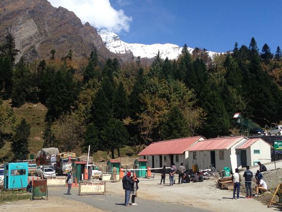 10:30 Ankunft am Kontrollpunkt zum Rohtang. Kein Fahrzeug wird durchgelassen. Vereinzelte Fahrzeuge aus der anderen Richtung erscheinen und fahren in Richtung Manali. Wir sprechen mit einem netten Officer am Schlagbaum:  Rohtang is closed!!! Today open? Maybe. Tomorrow? Maybe.