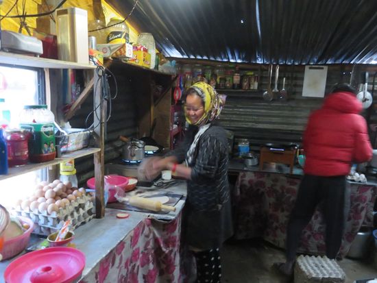 In der Küche ist es zumindest etwas "warm". Unsere Küchenfee zaubert "Omlett with Toast on Top". Plain oder mit Zwiebeln. Es gibt Super strong Kaffee und sie hat dazu auch noch GUTE LAUNE.