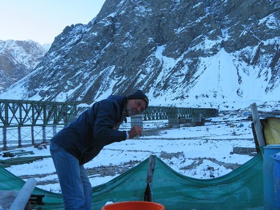 Zähneputzen in der Wartezeit bis alle soweit sind.