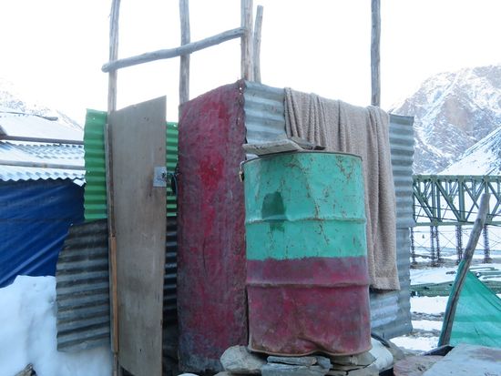 Hier ist auch das Klo "im Morgentau zu Berge". EISKALT und sehr "gemütlich". Männer nehmen lieber die Straße. Ich vergaß zu erwähnen, daß Hillo die einzige Frau (neben der Küchenfee) hier ist.