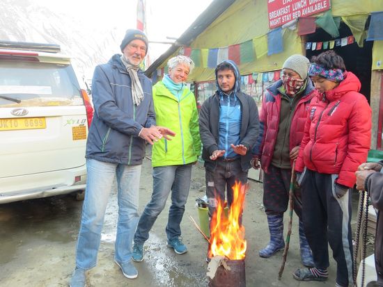 Gute Idee, das mit dem Feuer. Sayjad meint, "er hätte wegen der Kälte nicht recht schlafen können"!!!