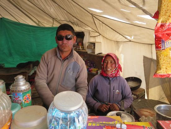 Die beiden machen uns eine leckere, heiße MAGGI-Suppe...