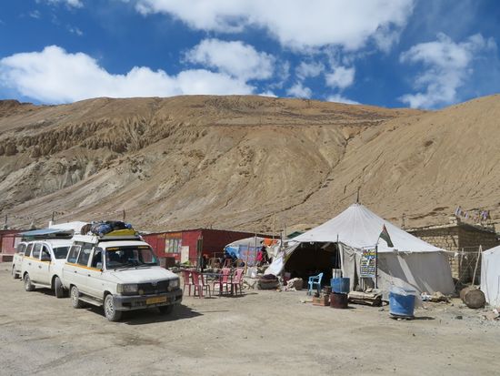 STOP for lunch in der Nähe von Pang. Zelte, als Küchen und Restaurants.