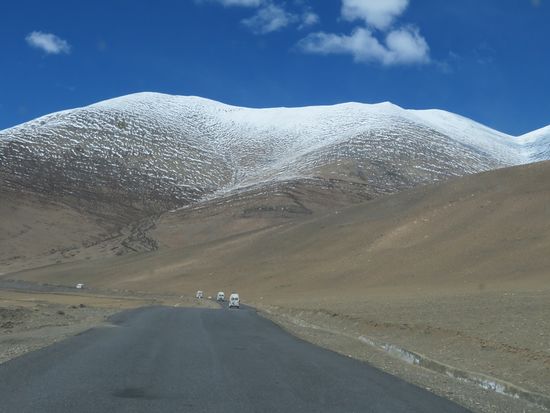 Weiter gehts in Richtung Tanglang La über ein langes, weites Plateau: More plains or Morey plains (4,700 m). Sayjad wechselt den Fahrersitz mit seinem Freund. Es wird "einfacher", man kann - zum erstenmal - 80km/h fahren. Aber VORSICHT. Hin und wieder gibt es satte Bodenwellen.