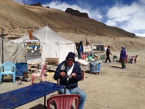 ...die gibt es überall in Indien - auch hier - in Tüten zu kaufen. Das sind Nudeln mit einer herzhaften Suppe (und kosten 10 INR), werden mit Wasser aufgekocht, gut gewürzt und ggf. mit Gemüse - falls vorhanden - ergänzt. Genau das Richtige bei der Kälte.