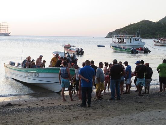 Hier kommen abends gerade müde Touristen aus dem Park Tayrona nach einer 1-stündigen Bootsfahrt zurück an den Strand von Taganga. Das ist nichts zu dem, was uns wiederfuhr !!!
