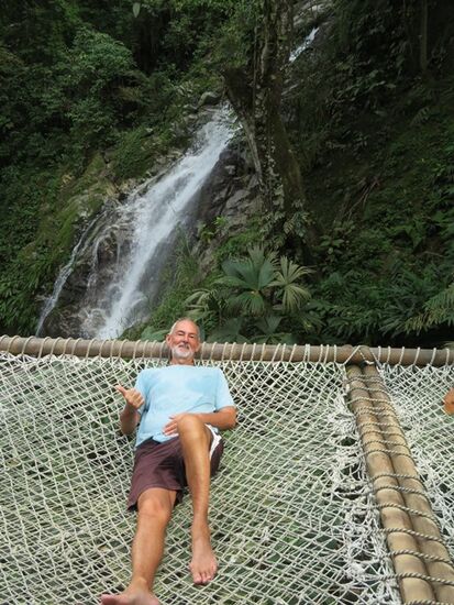 Man liegt hoch oben über dem Wasserfall auf Matten und soll sich wohl so entspannen ?!