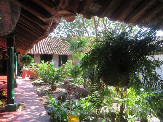 Unser Hostel "Cafe Mompox" in Mompox mit schönem Innenhof. Alles schläft, die Menschen sind ungemein träge. Jeder ist (oder wird) von der "Mompoxchen" Müdigkeit erfaßt.
