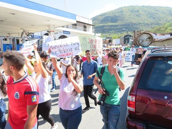 Auch in San Gil: Topfdeckel-Schlagen als Protest gegen die Reformen der Regierung zu Lasten von Arbeitern und Rentnern.