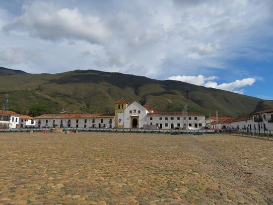 Die Plaza: einer der größten freistehenden Hauptplätze der Welt (14.000 qm) mit dem Namen Plaza Mayor.
Die nur einstöckigen Häuser mit ihren Ziegeldächern, die Kirche mit ihren massigen und niederen Türmen und das jahrhundertealte Kopfsteinpflaster der riesigen Plaza waren immer wieder Kulisse für historische Filme. Werner Herzog drehte hier 1987 Teile des Films Cobra Verde mit Klaus Kinski.
PS. Am Donnerstag, als wir ankamen, war der Platz völlig leer - und entsprechend fotogen.