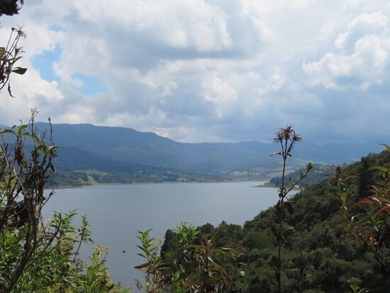 Wir fotografieren daher den Lake Guatavita, an dem die Stadt liegt. Auch schön.
