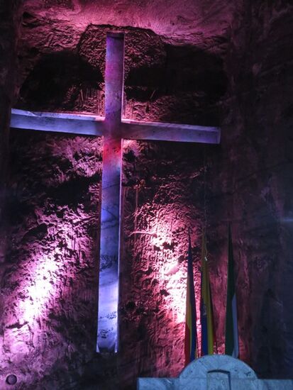 ... und schweigt. Zahlreiche monumentale Kreuze, zierliche Engel und einige Madonnenstatuen – alles aus Salz.
