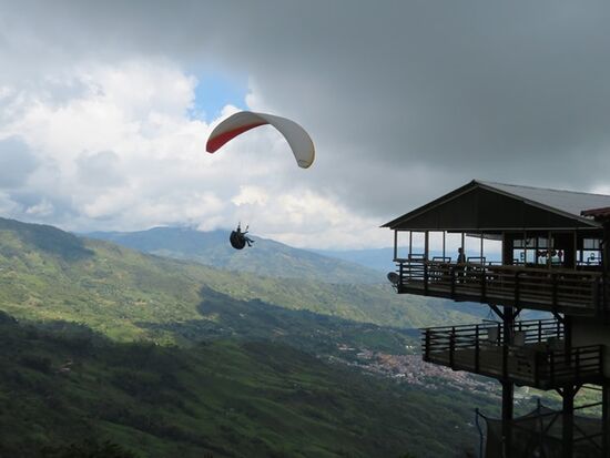 Weiter geht's über die Ruta 45 und 60 in Richtung Medellin. Morgen müssen wir unseren Wagen - der sich in La Dorada eine "kleine" Schramme eingefangen hat ??? - abgeben. Wir schlafen in Santo Tomas nahe Medellin Airport in einer Finca. Kalte Nacht.