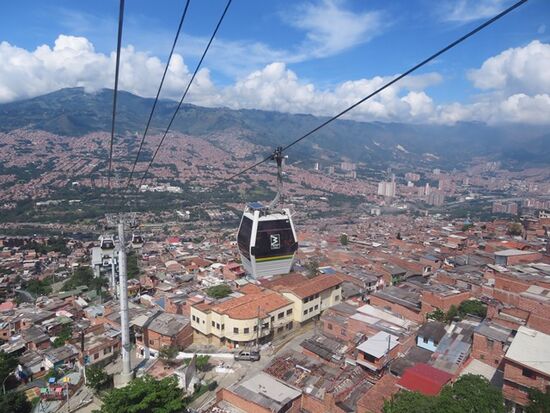Die Fahrt ist sehr schön hoch oben über den Favelas. Man schaut den Bewohnern auf die Dächer und in die Wohnungen. Im Park Arvi überrascht uns starker Regen. Wieder runter und ins Hostel. Packen für unseren Flug mit COPA Airlines (172 € pp) nach Panama am 16.12.
Wir schenken uns an dieser Stelle eine Zusammenfassung über Kolumbien und werden darauf nach unserer gesamten Reise wieder zurückkommen.