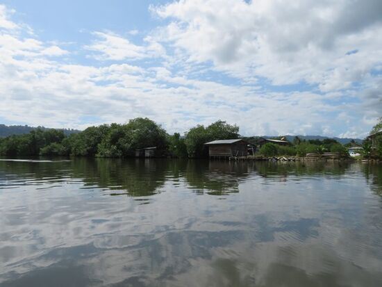 Bocas del Toro umfasst neben dem Festland sechs größere (Colón-Insel, Isla Bastimentos, Isla de Solarte, Cayos Zapatilla, Cristobal, Popa) und zahlreiche kleine Inseln.