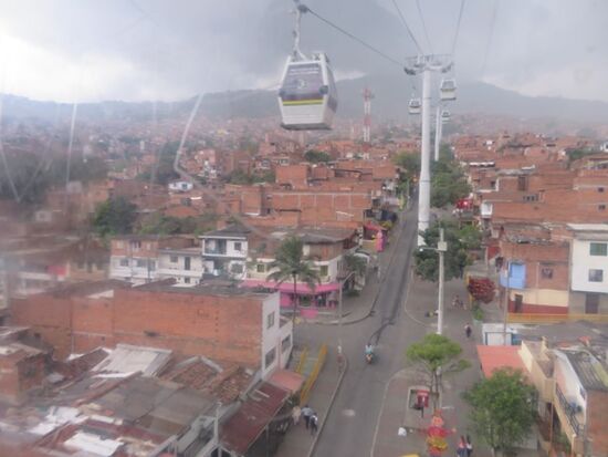 Gleich am Nachmittag mit der Metrocable über die Favelas (d.s. die ärmeren Viertel der Stadt) nach Santo Domingo. Schlechtes Wetter. Gewitter. An einer Zwischenstation alles aussteigen. Der Betrieb der Cablecar wird vorübergehend eingestellt. 1 Stunde warten, dann Weiterfahrt. TIP. NUR VORMITTAGS fahren.