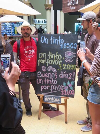 Pablo erklärt uns die Medelliner Mentalität. Auf dem Schild steht. "ein Kaffee" kostet 2.500, "einen Kaffee, bitte" kostet 2.000, "guten Tag, einen Kaffee, bitte" kostet 1.600.