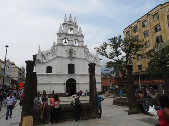 Veracruz Church. Drumherum findet das "horizontale" Gewerbe statt - ganz öffentlich - aber streng ab 18.