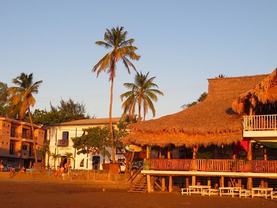 ... im Lichte der untergehenden Sonne. 3 Tage sind wir in San Juan. Das hat sich gelohnt. Wir finden ein italienisches Kaffee mit lecker Kaffee und Frühstück und ...