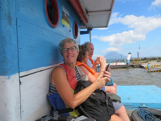 Dann geht es los. Mit einem absoluten Seelenverkäufer, alt, klapprig und eher  seeuntüchtig, geht es 2 weitere Stunden bei enormem Seegang Richtung Ometepe. Nur wenige bleiben so ruhig und magenresistent wie wir. "Wir haben die Bootsfahrt in Tayrona überlebt, warum nicht auch hier."